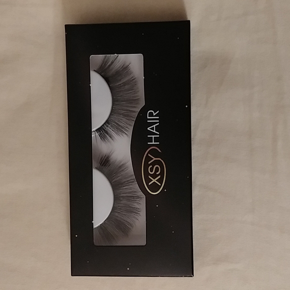 Women's Eyelashes - Picture 1 of 2